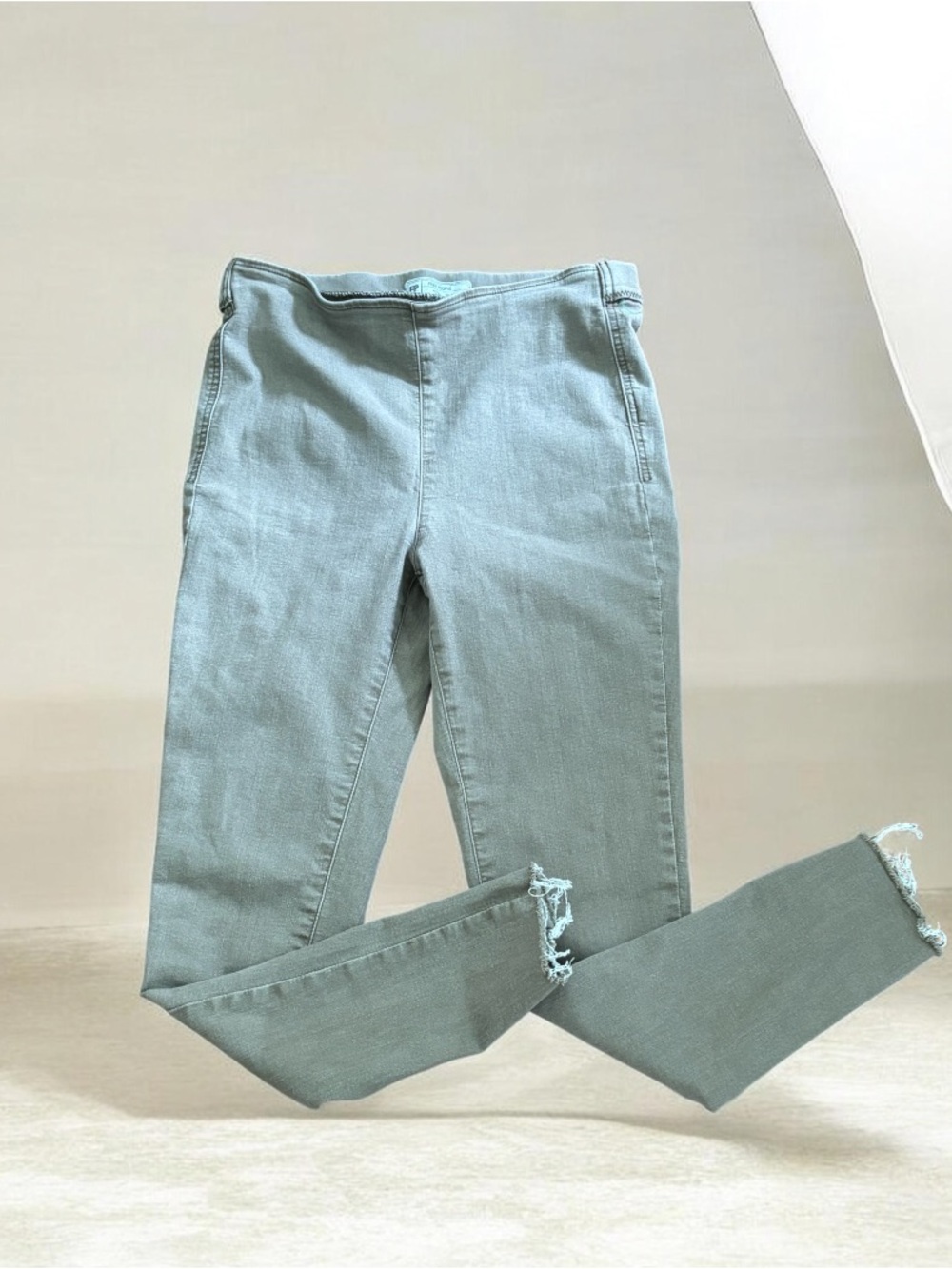 FREE PEOPLE Skinny jeans Size 28 
Made in Egypt   No flaws. Color TAN - Picture 2 of 4